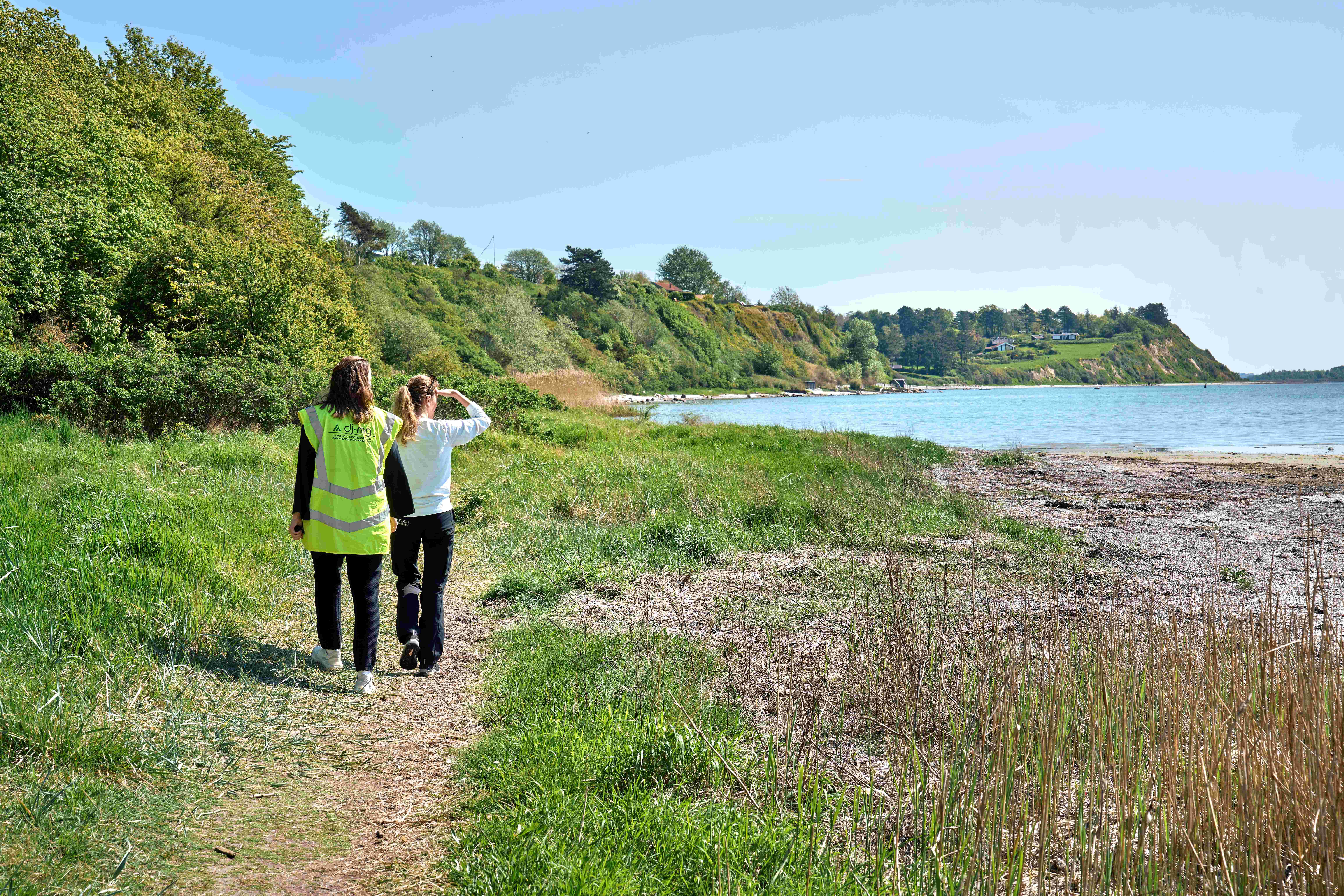 Medarbejdere i team natur og industrimiljø på feltarbejde