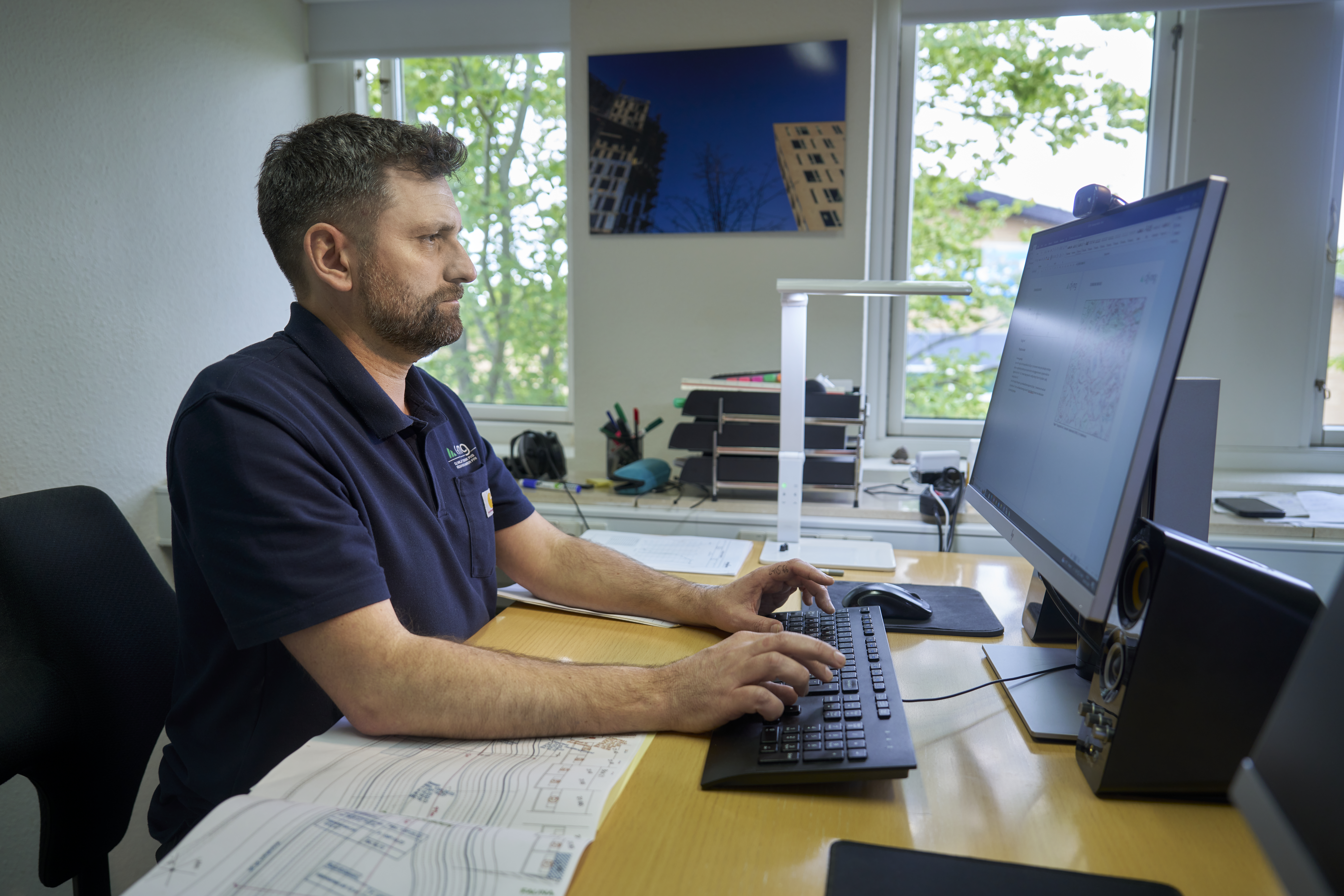 Teamleder i team hydrogeologi sidder ved skrivebord